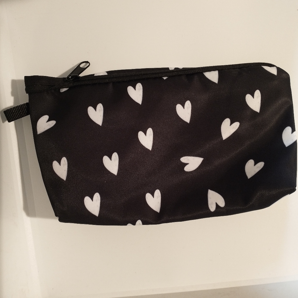 🧁 3/$30 Hearts Makeup Bag Black and White NEW - Picture 3 of 9